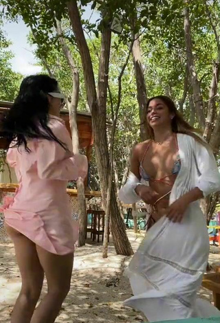 4. Sexy Dahian Lorena Muñoz Quiñones Shows Cleavage in Bikini