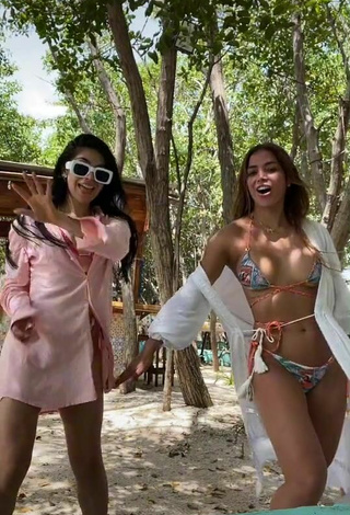 5. Sexy Dahian Lorena Muñoz Quiñones Shows Cleavage in Bikini