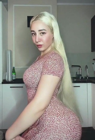 2. Hottest Donna Shows Big Butt