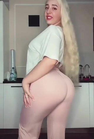 6. Sweet Donna Shows Big Butt