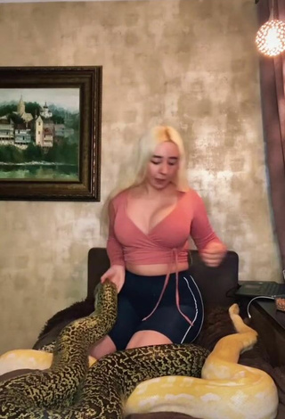 Erotic Donna Shows Cleavage in Peach Crop Top