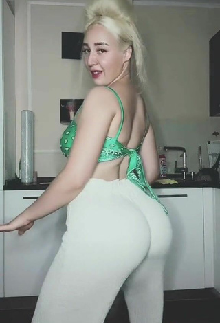 6. Hottie Donna Shows Big Butt