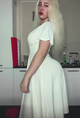 6. Beautiful Donna Shows Big Butt