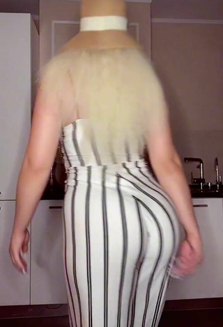 Hot Donna Shows Big Butt