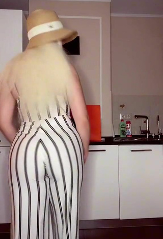 2. Hot Donna Shows Big Butt