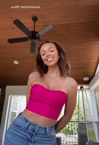 1. Sexy Eliza Minor Shows Cleavage in Pink Tube Top