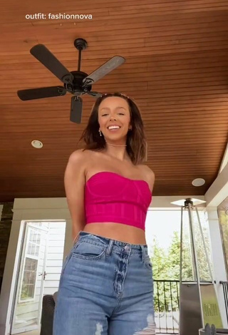 3. Sexy Eliza Minor Shows Cleavage in Pink Tube Top
