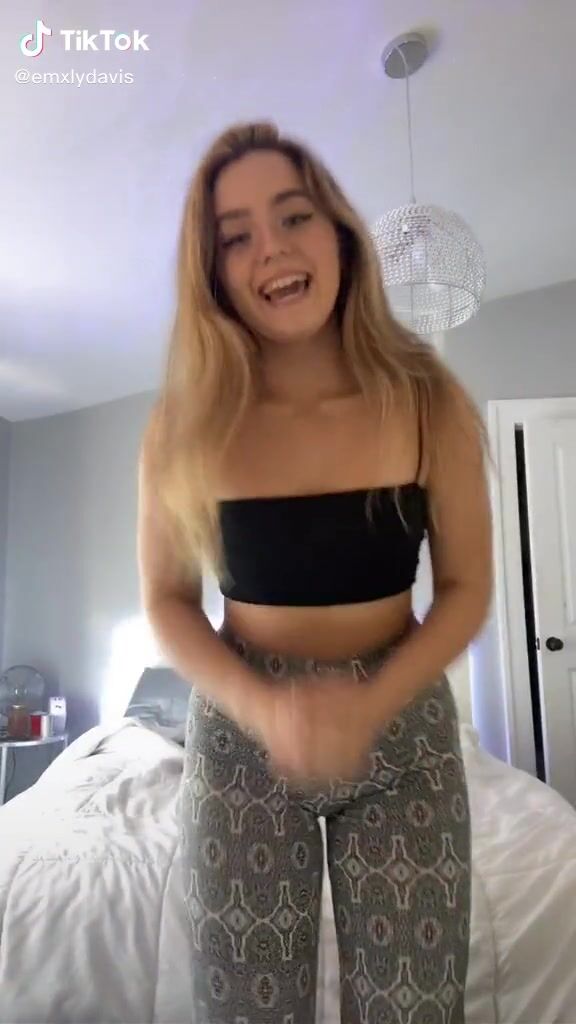 Sexy Emily Davis Shows Butt | sexyfilter.com