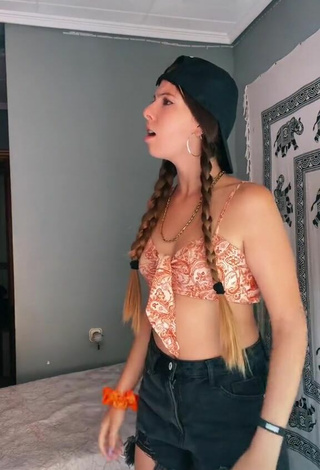 2. Beautiful Esther Martinez Shows Cleavage in Sexy Crop Top