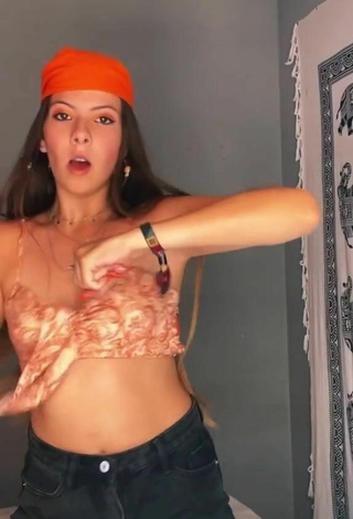 5. Hot Esther Martinez Shows Cleavage in Crop Top