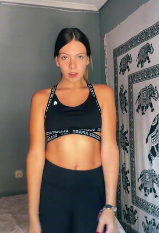 5. Sexy Esther Martinez Shows Cleavage in Sport Bra