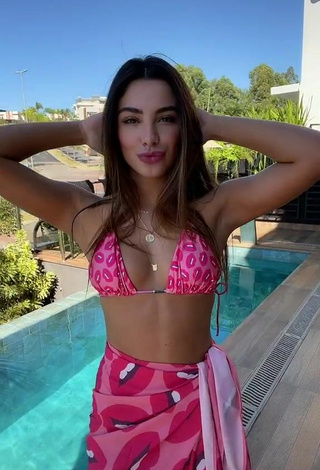 3. Sexy Gabriela Versiani Shows Cleavage in Bikini Top