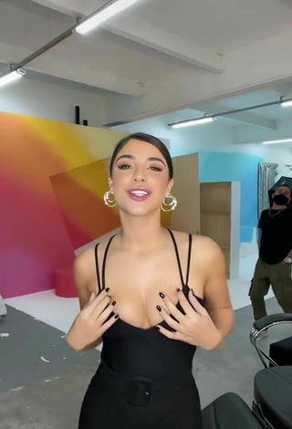 6. Sexy Gabriela Versiani Shows Cleavage in Black Top