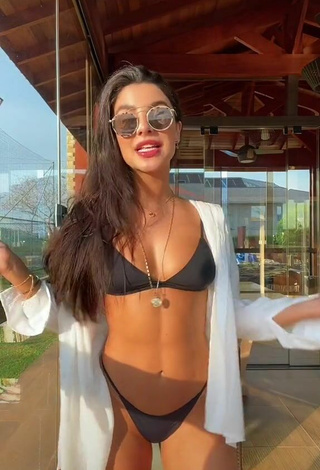 4. Sexy Gabriela Versiani Shows Cleavage in Black Bikini