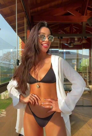 5. Sexy Gabriela Versiani Shows Cleavage in Black Bikini