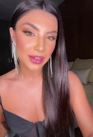 Sexy Gabriela Versiani Shows Cleavage