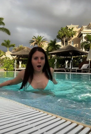 5. Hottie Gigiis Shows Cleavage in Turquoise Bikini at the Pool