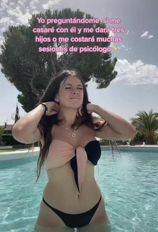 Cute Gigiis Shows Cleavage in Bikini at the Pool