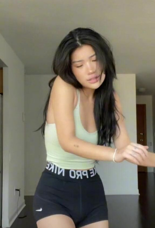2. Sexy Hannah Kim Shows Cleavage in Crop Top