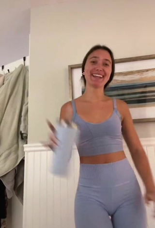 3. Sexy Hannah Meloche Shows Cleavage in Sport Bra