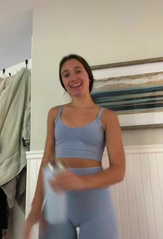 4. Sexy Hannah Meloche Shows Cleavage in Sport Bra