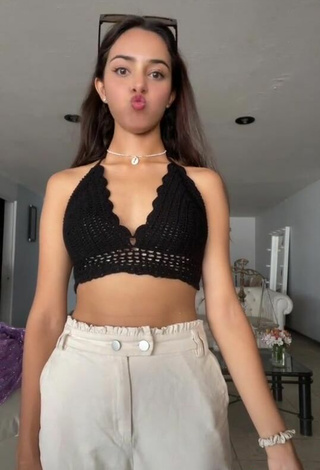 4. Beautiful Lisy Cardenas Shows Cleavage in Sexy Black Crop Top