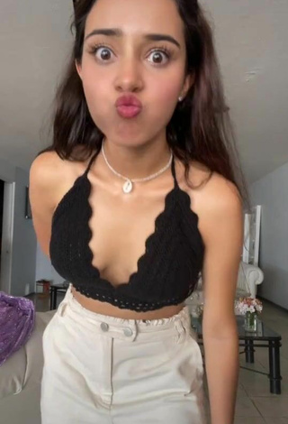 6. Beautiful Lisy Cardenas Shows Cleavage in Sexy Black Crop Top