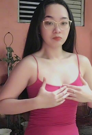 5. Cute Yennie Perilla Shows Cleavage in Red Top