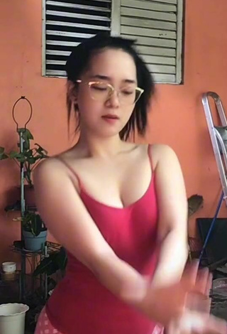 6. Hot Yennie Perilla Shows Cleavage in Red Top