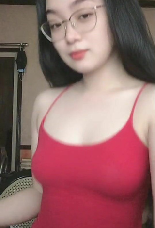 Sexy Yennie Perilla Shows Cleavage in Red Top