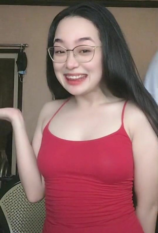 2. Sexy Yennie Perilla Shows Cleavage in Red Top