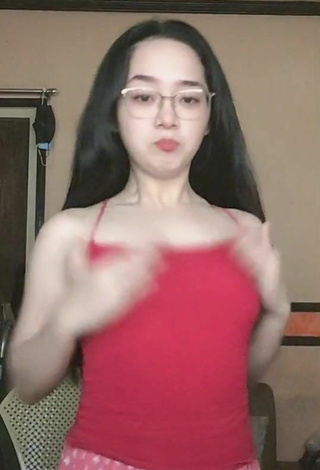 5. Sexy Yennie Perilla Shows Cleavage in Red Top