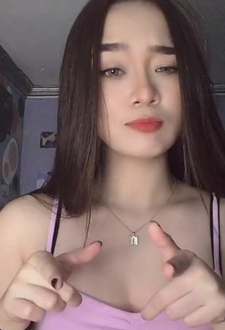 4. Sexy Yennie Perilla Shows Cleavage