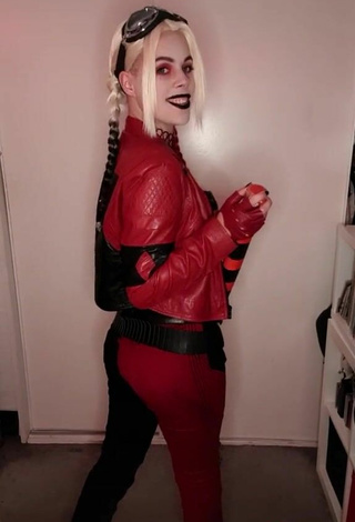 4. Sexy infamousharleyquinnn Shows Cosplay