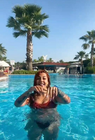 Sexy ingizem34 Shows Cleavage in Bikini Top at the Swimming Pool