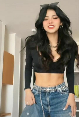 3. Hot Aylin Criss Shows Cleavage in Black Crop Top