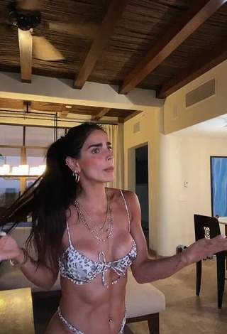 Sexy Bárbara de Regil in Leopard Bikini