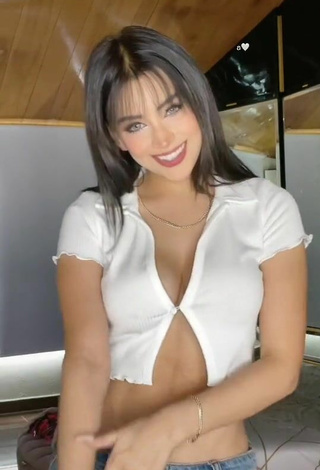 4. Hot Brianda Deyanara Moreno Guerrero Shows Cleavage in White Crop Top