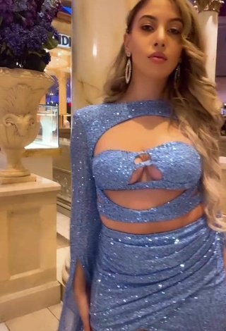2. Sexy Brooke Ashley Hall Shows Cleavage in Blue Crop Top
