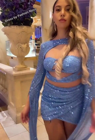 5. Sexy Brooke Ashley Hall Shows Cleavage in Blue Crop Top