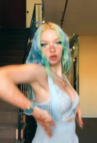 2. Beautiful candyasmus Shows Cleavage in Sexy Crop Top