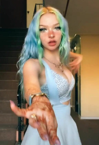 3. Beautiful candyasmus Shows Cleavage in Sexy Crop Top
