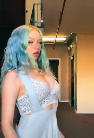 5. Beautiful candyasmus Shows Cleavage in Sexy Crop Top