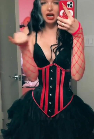 4. Amazing candyasmus Shows Cleavage in Hot Black Corset