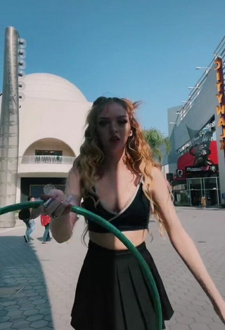 2. Sexy candyasmus Shows Cleavage in Black Crop Top
