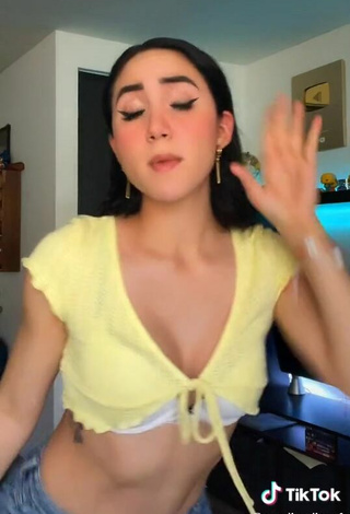 5. Sexy Carolina Díaz in Yellow Crop Top
