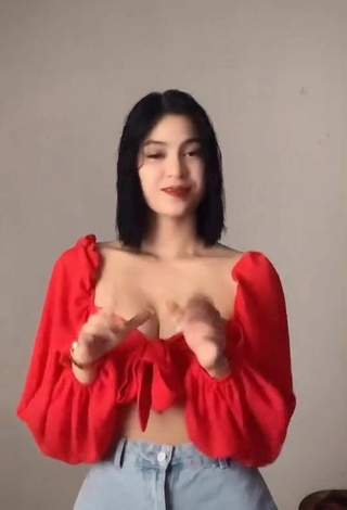 2. Sexy Criselda Alvarez Shows Cleavage in Red Crop Top