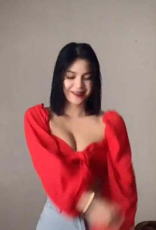 4. Sexy Criselda Alvarez Shows Cleavage in Red Crop Top