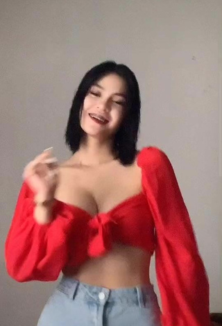 5. Sexy Criselda Alvarez Shows Cleavage in Red Crop Top