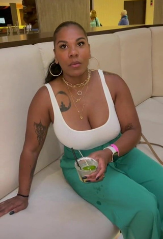 4. Sexy Danielle Sylvester Shows Cleavage in White Top